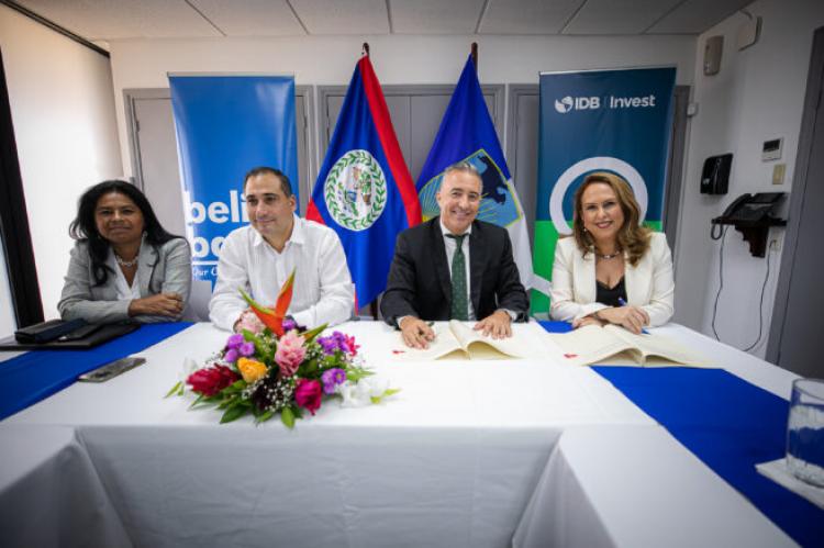 The signing ceremony took place today at IDB Invest’s office in Belize, with the participation of CID General Manager, Tomas Bermudez, Rocío Medina Bolívar, IDB Group Country Manager in Belize, Marisela Alvarenga, IDB Invest Division Chief for Financial Institutions, and Filippo Alario, BBL Executive Chairman